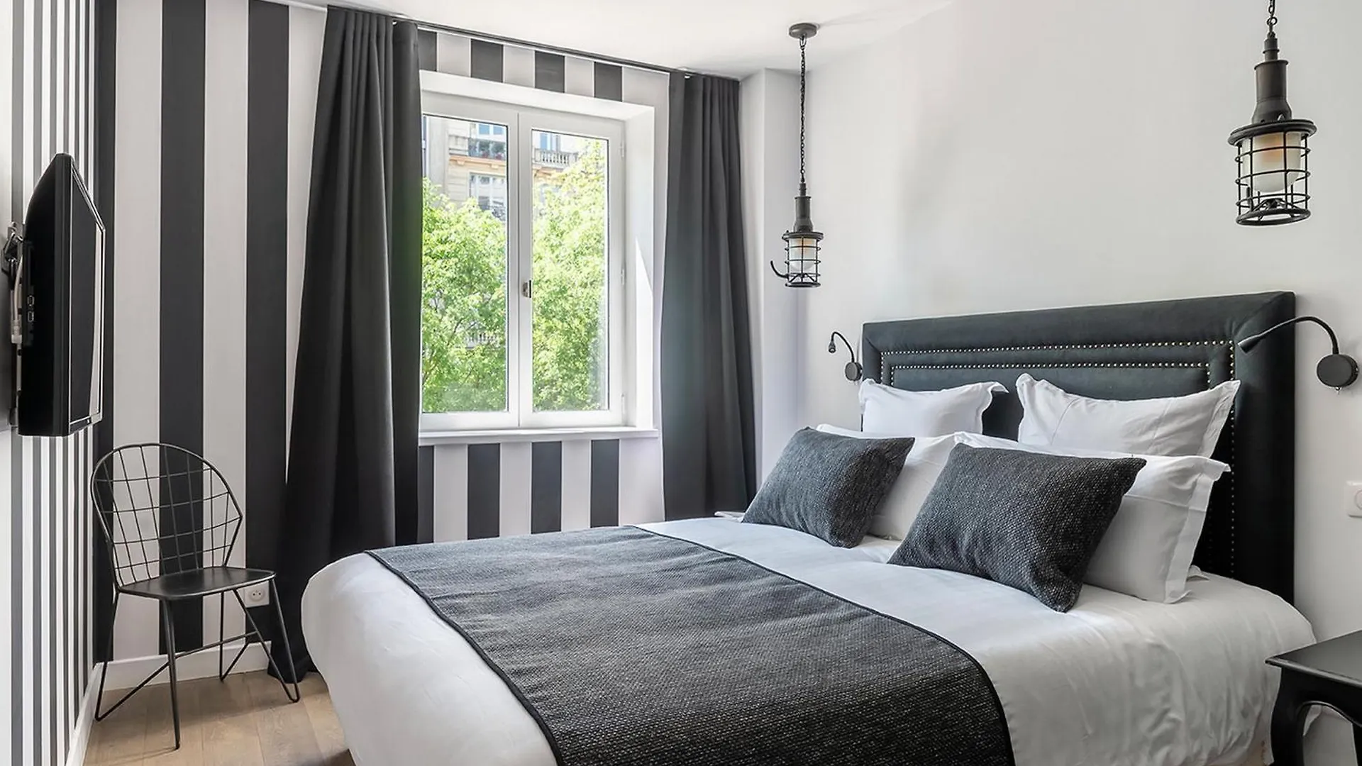 Nuit Insolite Au Love Be You Hotel Avec 1H De Jacuzzi Plus 1H De Love Room Et Nuit Au Be You パリ 0*,  フランス